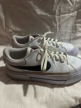Women’s Nike court legacy lift